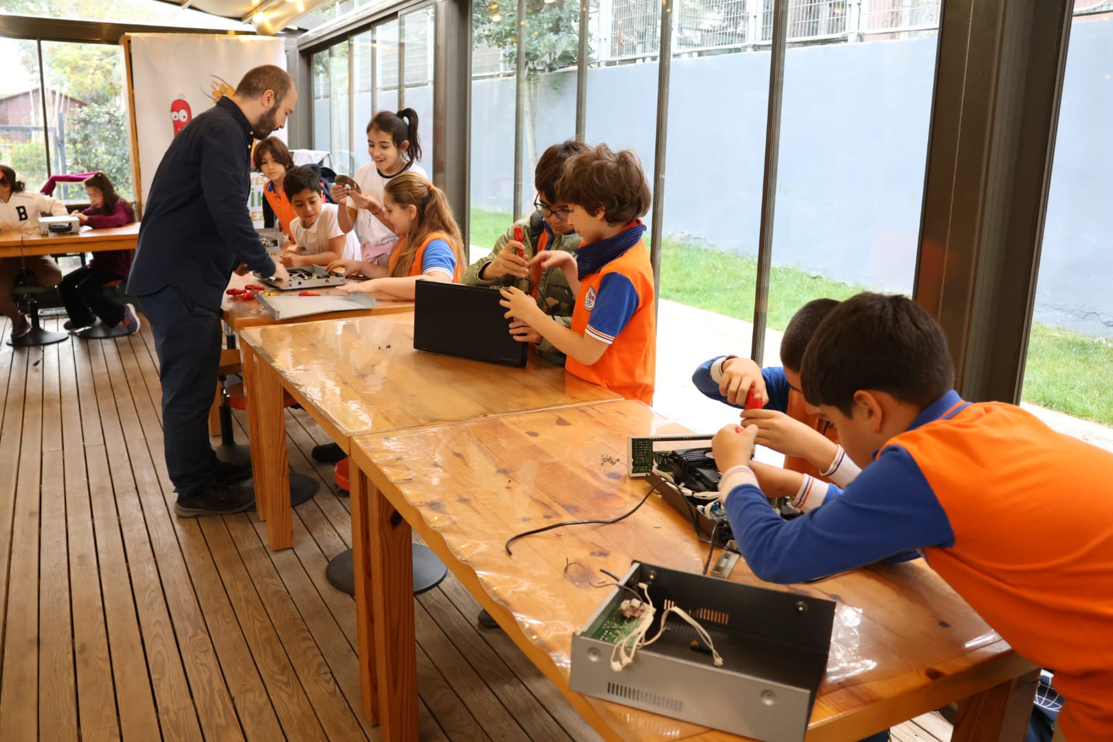 Çocuklar elektronik atıkları inceledi